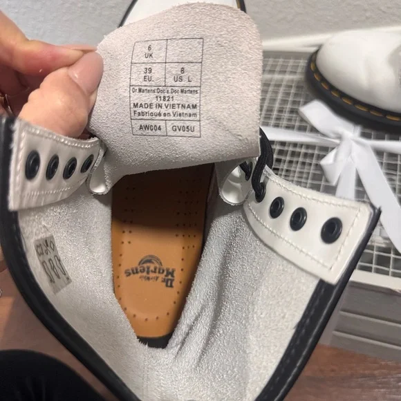 Doc Dr. Martens Women's Sz 8 White Lace-Up Boots - Picture 9 of 9